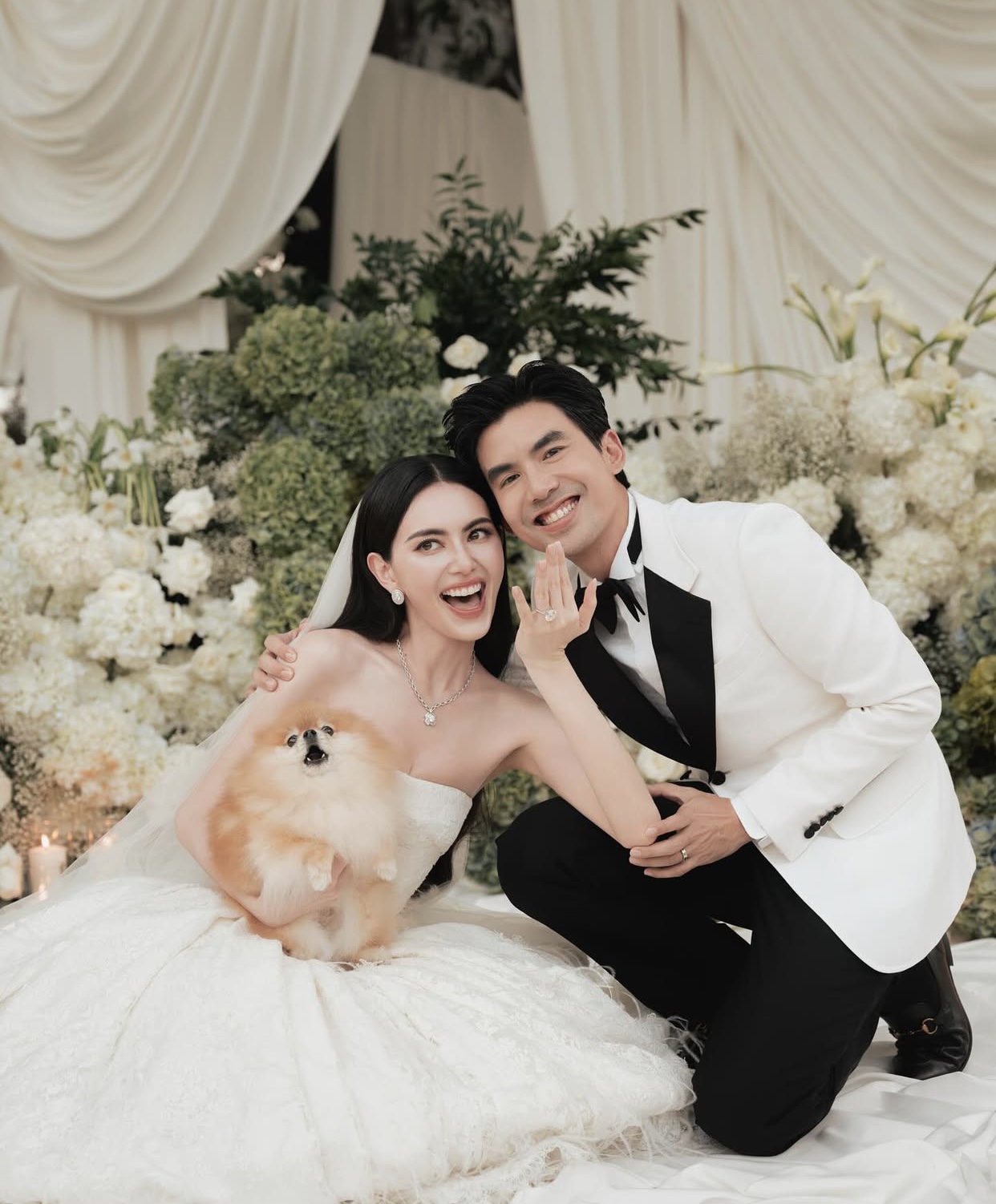 Cặp đôi Mai Davika và Ter Chantavit đã hẹn hò 7 năm trước khi tiến tới hôn nhân. Họ bắt đầu từ mối quan hệ đồng nghiệp trong các dự án phim và dần phát triển thành tình yêu. Với Ter Chantavit, Mai là người mang đến sự bình yên và niềm vui trong cuộc sống, còn Mai luôn xem bạn trai là chỗ dựa vững chắc, người đồng hành đáng tin cậy trong cả sự nghiệp lẫn cuộc đời.