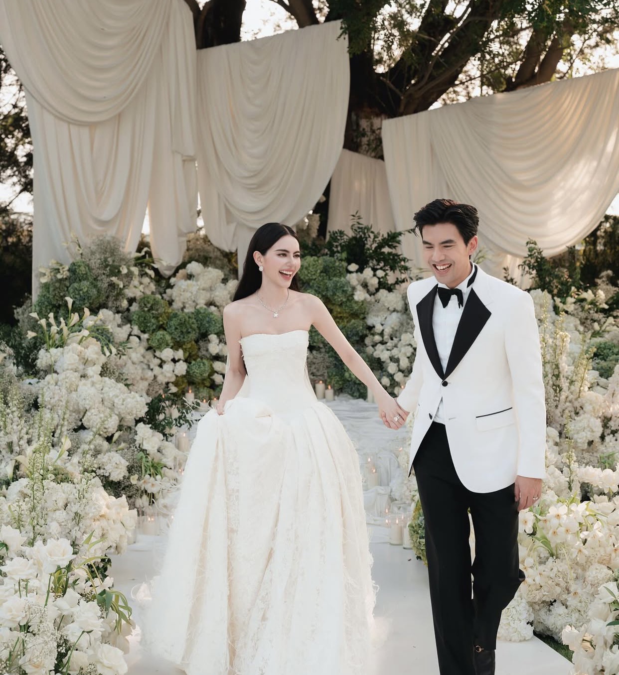 Mới đây, cặp đôi đình đám Thái Lan Mai Davika và Ter Chantavit đã tổ chức hôn lễ trong không gian riêng tư, ấm cúng, với số lượng khách mời hạn chế nhằm thể hiện sự tôn trọng giai đoạn quốc tang đang diễn ra tại Thái Lan.