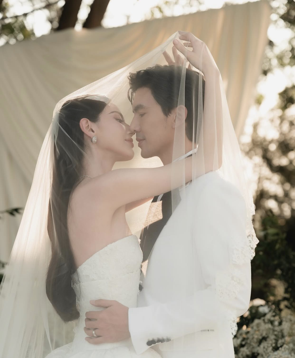 Trong ngày vui, nụ cười rạng rỡ của cặp đôi khiến khung cảnh thêm phần lãng mạn. Dù không quá phô trương, đám cưới của Mai Davika và Ter Chantavit vẫn được xem là một trong những khoảnh khắc đẹp nhất làng giải trí Thái năm nay.