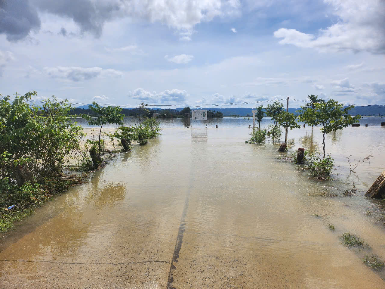 Đến chiều 10/11, nhiều nơi ở Krông Ana vẫn bị ngập nước - Ảnh: Nguyên Bảo