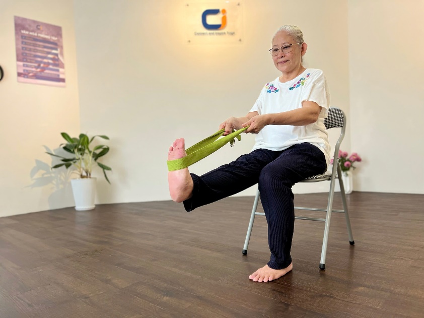 Cô Mai đã trên 60 tuổi đang tập yoga trị liệu đều đặn - Ảnh: Ci Yoga Therapy