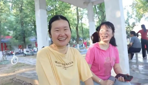 Yang và mẹ cười vui sau mỗi buổi sáng 