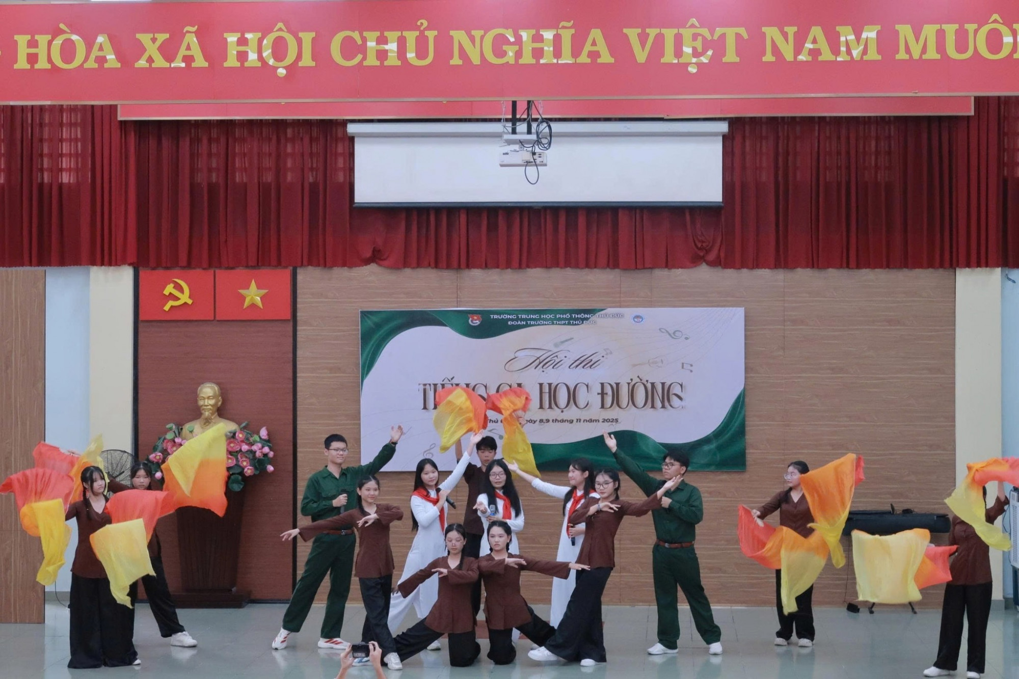 Học sinh Trường THPT Thủ Đức tham gia chương trình Tiếng ca học đường mừng ngày Nhà giáo Việt Nam 20/11 - Ảnh: Nhà trường