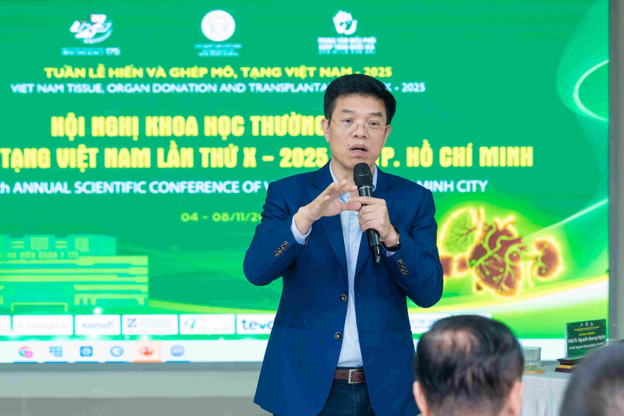 PGS.TS.BS Lê Văn Thành chia sẻ giải đáp chuyên môn ghép gan tại Hội nghị Ghép tạng 2025 - Ảnh: Vinmec