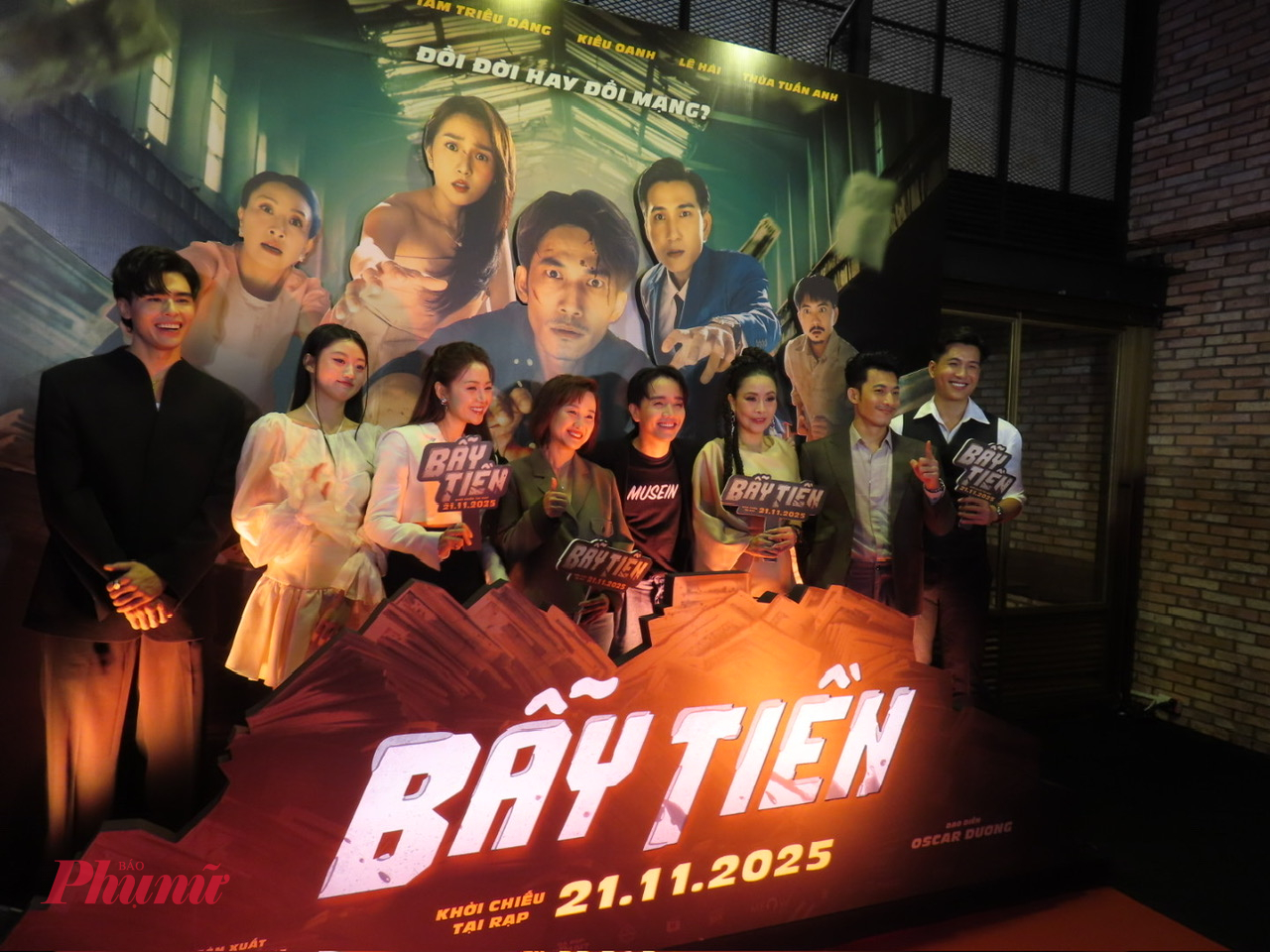 Ê kíp phim Bẫy tiền trong buổi ra mắt chiều ngày 10/11