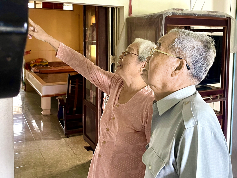 Sống chung càng lâu, càng phải nịnh bạn đời Ông Ngô Văn Bá luôn dành những lời ngọt ngào cho vợ dù đã ở tuổi 80 - ẢNH: CÁT QUÂN