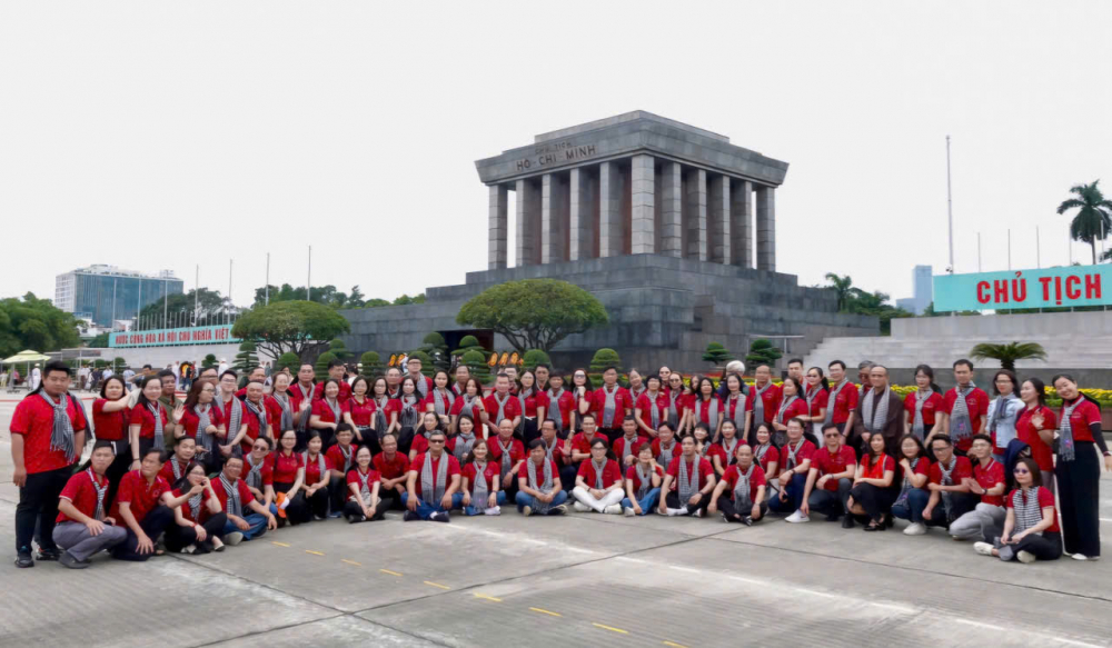 Đoàn Đại biểu chụp hình lưu niệm trước Lăng Bác
