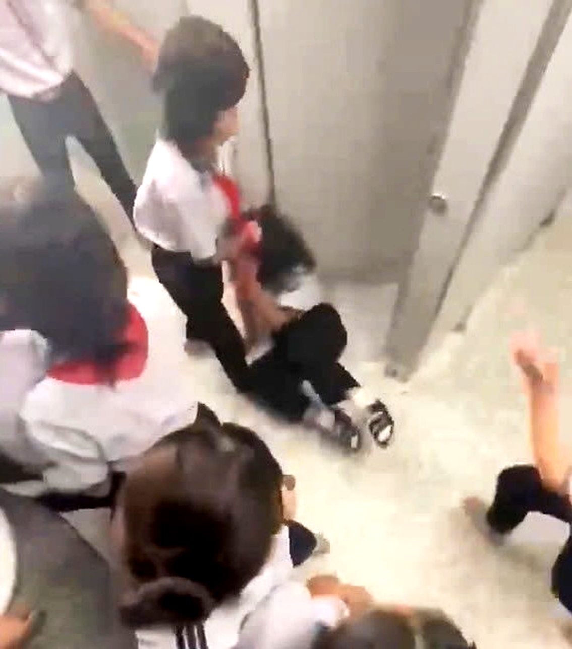 Nhóm nữ sinh lớp Tám, Trường THCS An Điền (phường Long Nguyên, TPHCM) đánh hội đồng 1 nữ sinh trong nhà vệ sinh - Ảnh cắt từ clip