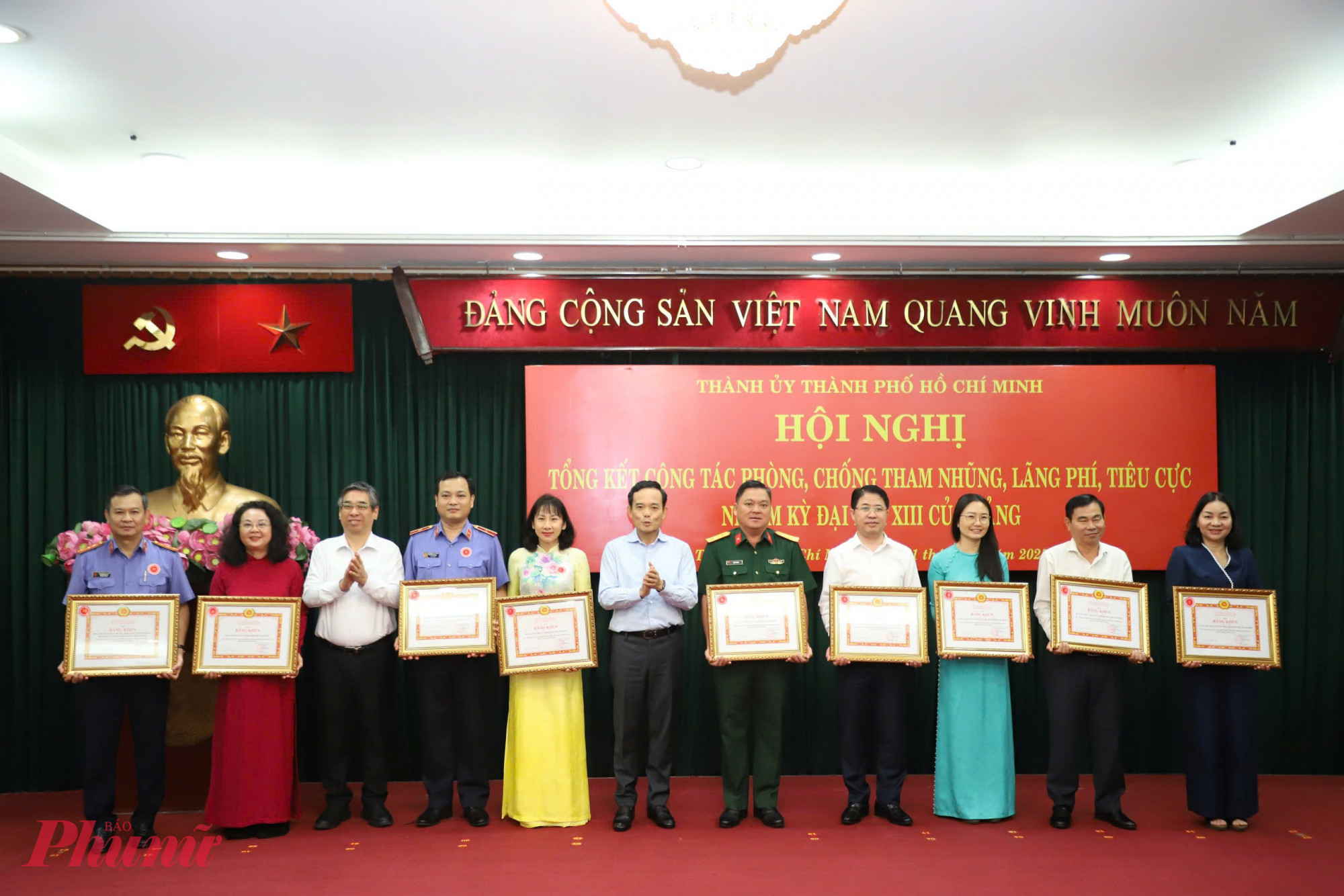 Bí thư Thành ủy TP.HCM Trần Lưu Quang trao bằng khen cho cá nhân, tổ chức có thành tích xuất sắc trong công tác