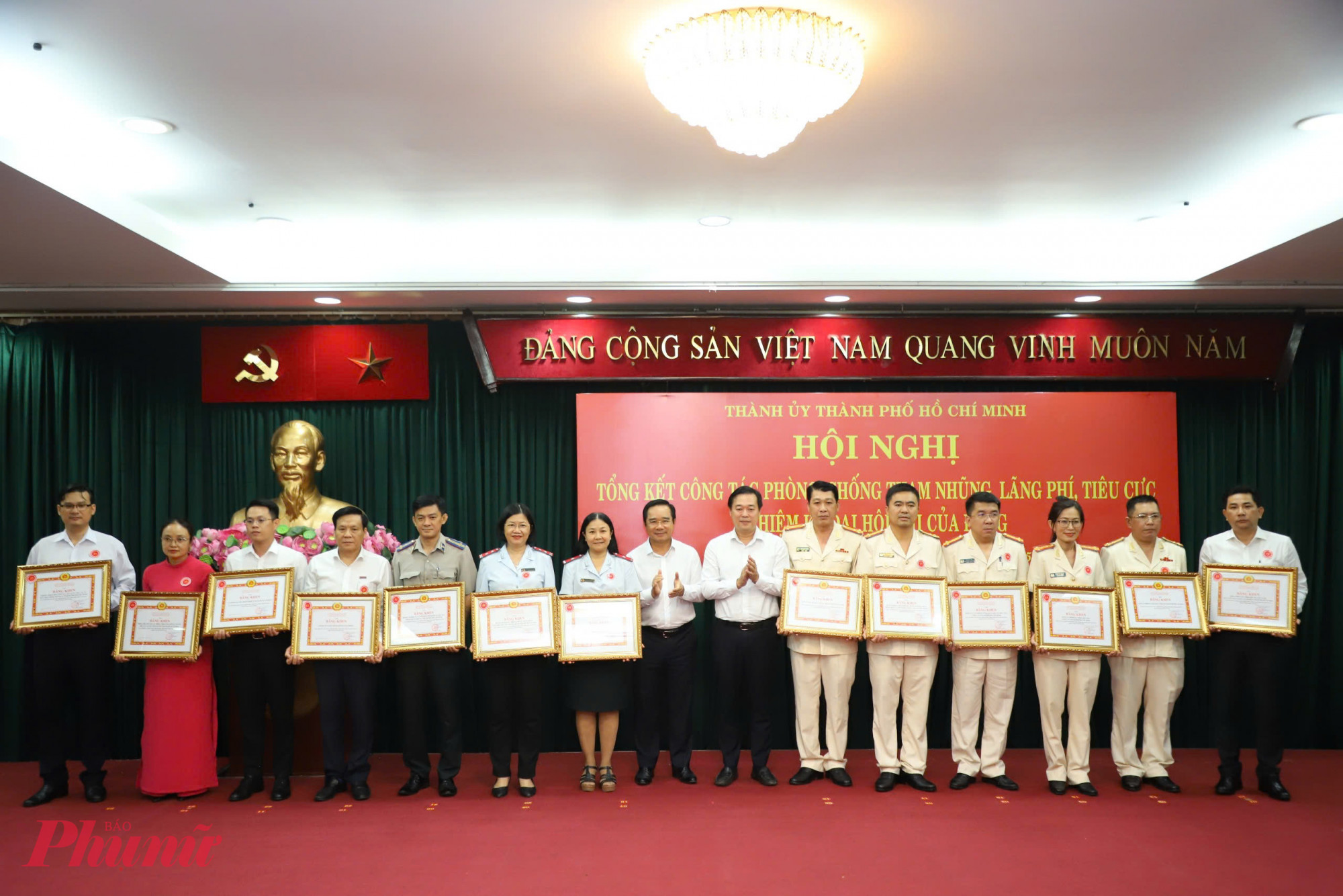 Phó bí thư Thường trực Lê Quốc Phong và ông Nguyễn Văn Được - Chủ tịch UBND TPHCM trao bằng khen cho cá nhân, tổ chức có thành tích xuất sắc trong công tác phòng chống tham nhũng 