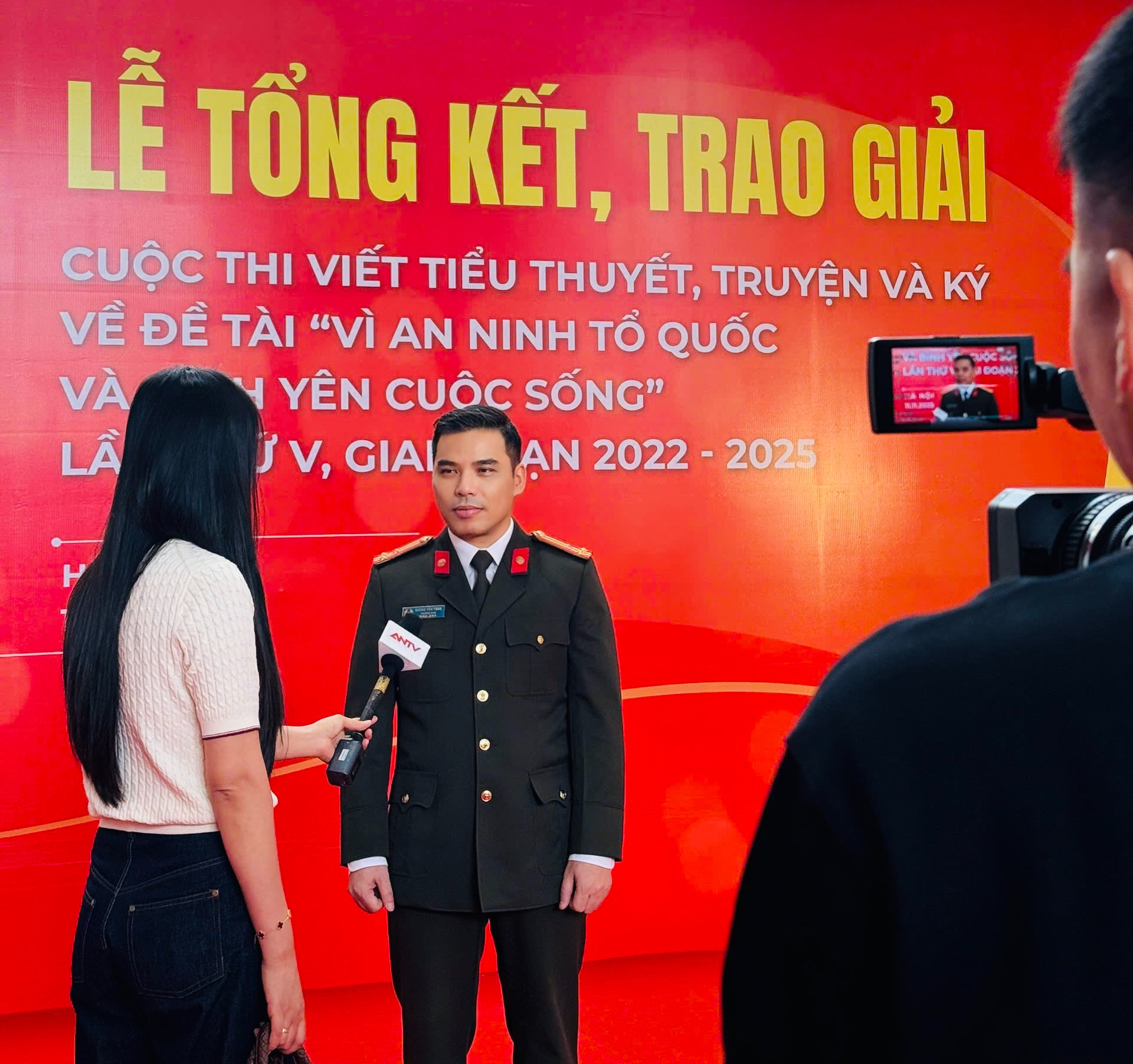 tiểu thuyết “Gió vẫn thổi giữa rừng nhiệt đới” – được xem là tác phẩm đầu tiên ở Việt Nam khai thác đề tài tội phạm dữ liệu, mở ra hướng đi mới cho văn học Công an trong kỷ nguyên số.