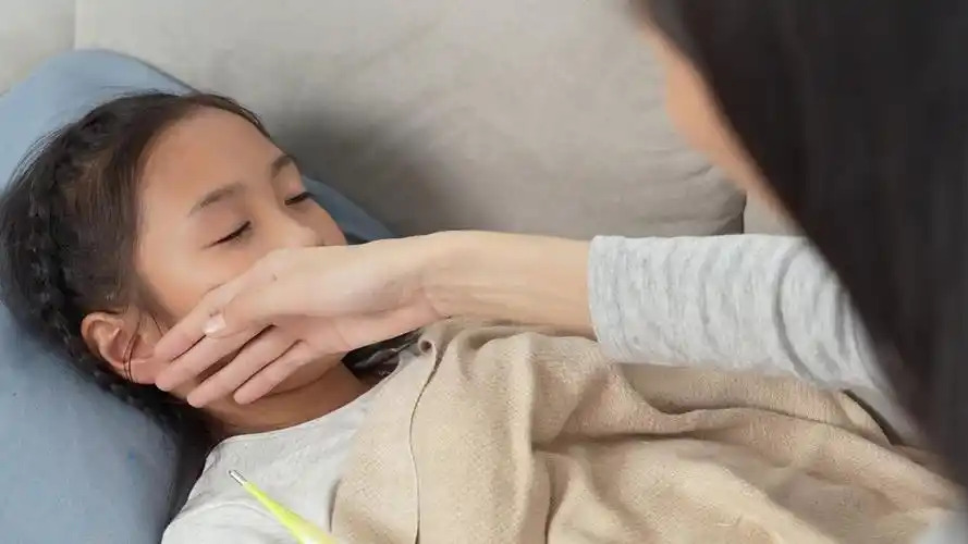 Có ai thức cùng bạn khi con sốt (ảnh minh họa)