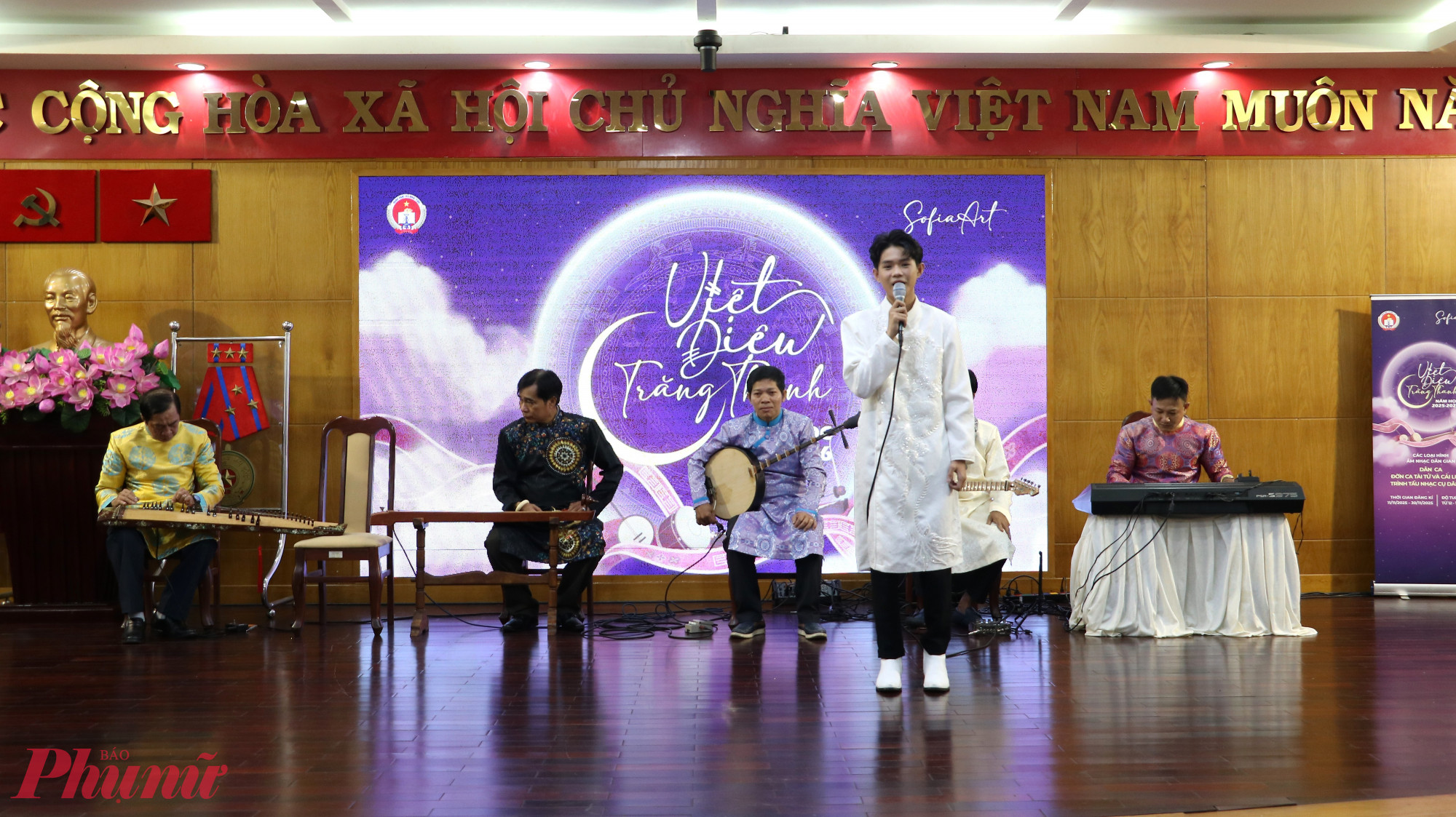 Học sinh biểu diễn đờn ca tài tử tại chương trình - Ảnh: Trang Thư