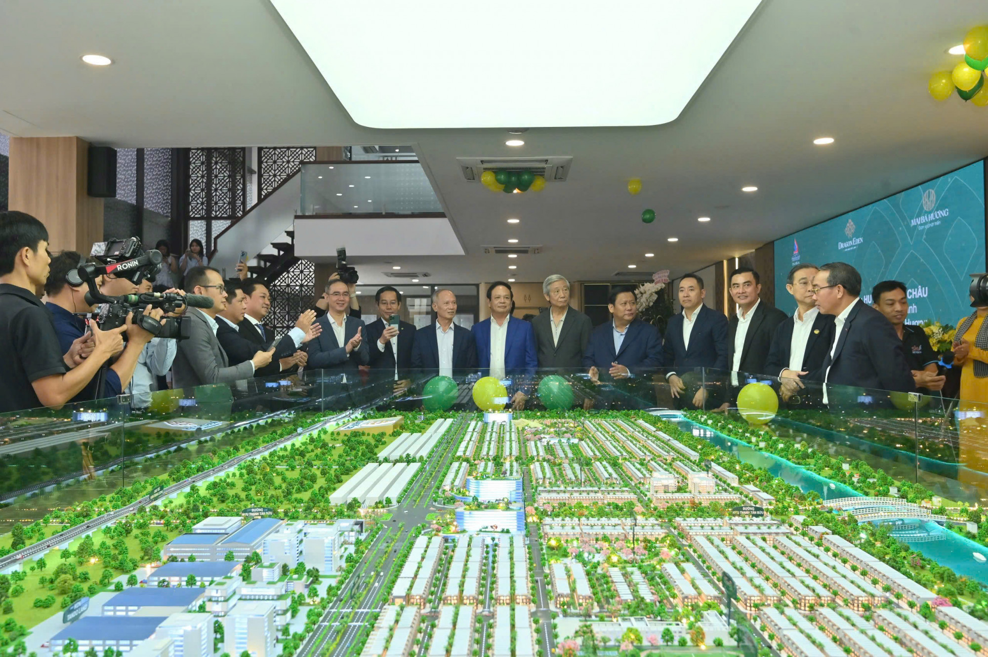 Đông đảo khách hàng đến tìm hiểu dự án  