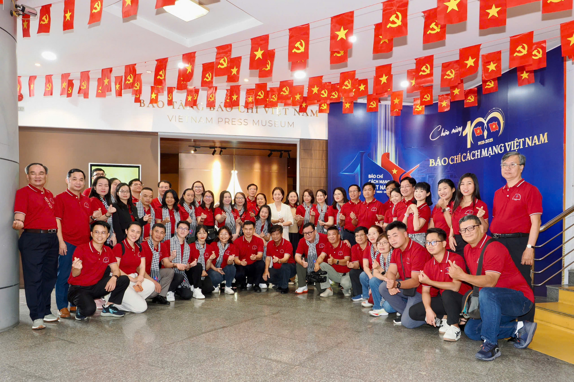 Đoàn đại biểu chụp ảnh lưu niệm trước khi vào bảo tàng