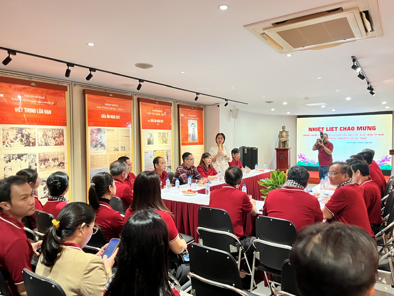 Đoàn đến thăm, chia sẻ với đại diện Bảo tàng Báo chí Việt Nam