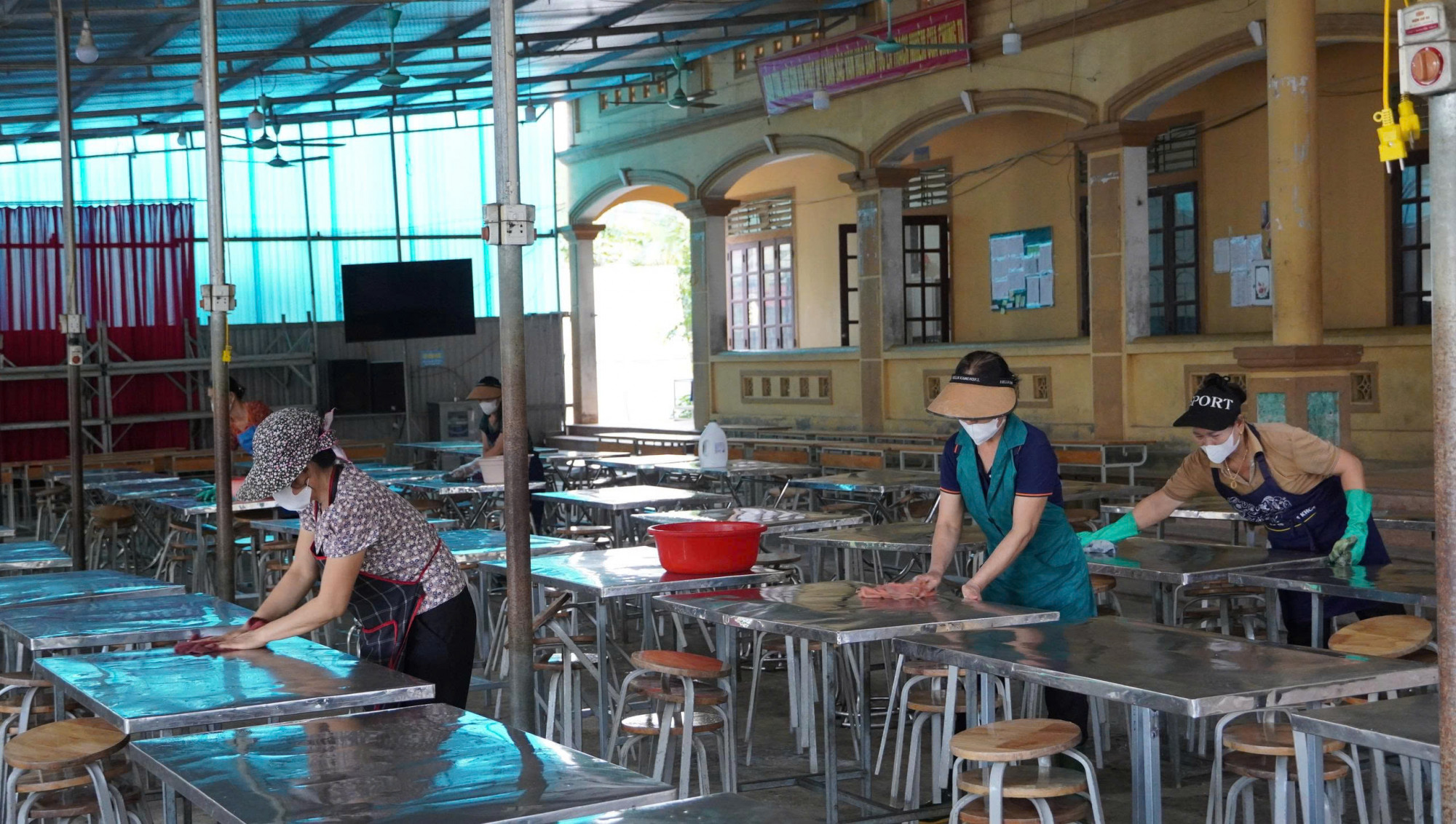 Nhà trường phun khử khuẩn, tiêu độc toàn bộ khuôn viên trường, khu nội trú, nhà ăn để phòng dịch - Ảnh: Khánh Trung