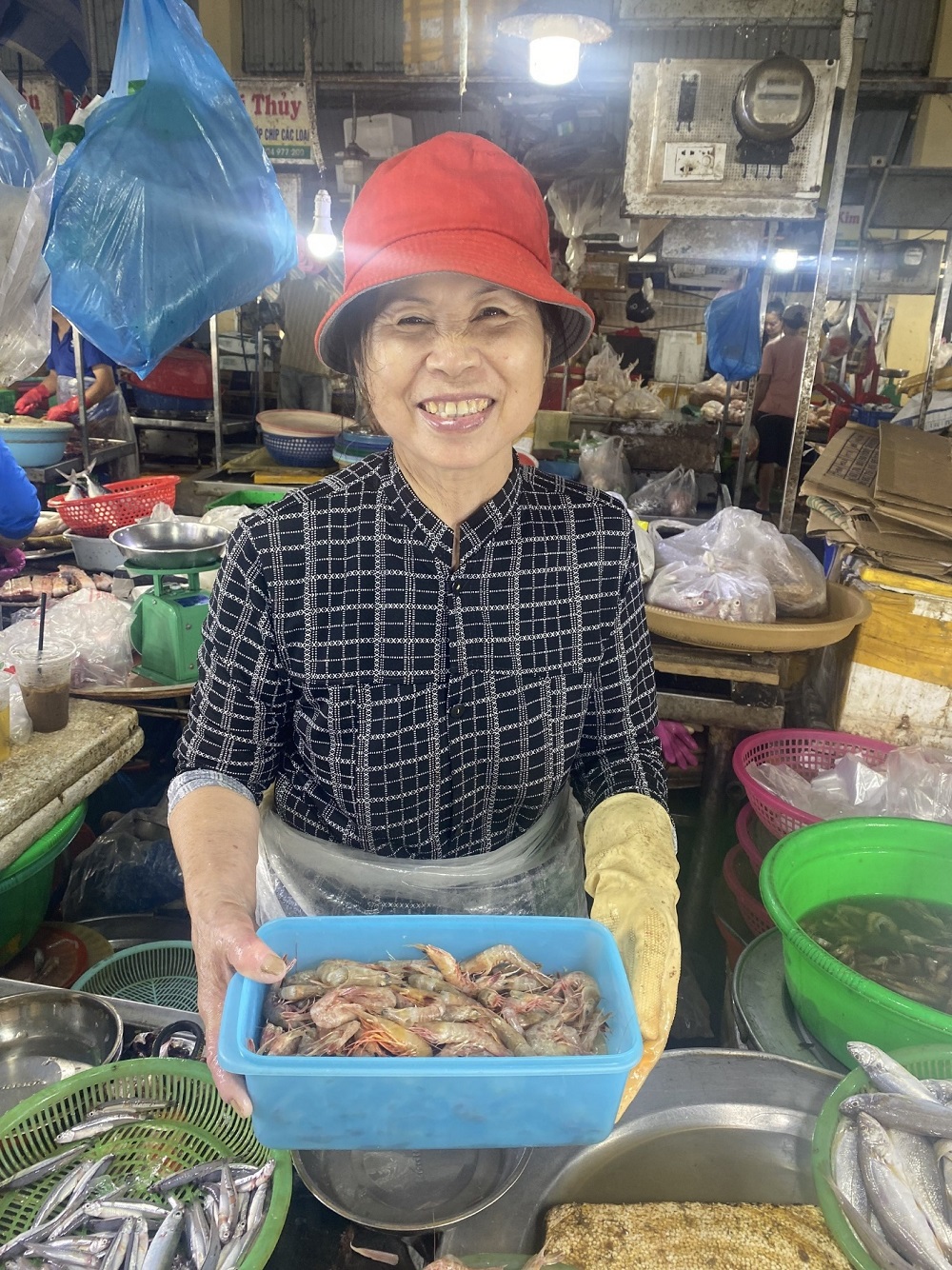 Các cô bán hàng ở chợ rất vui khi tôi mang hộp đựng