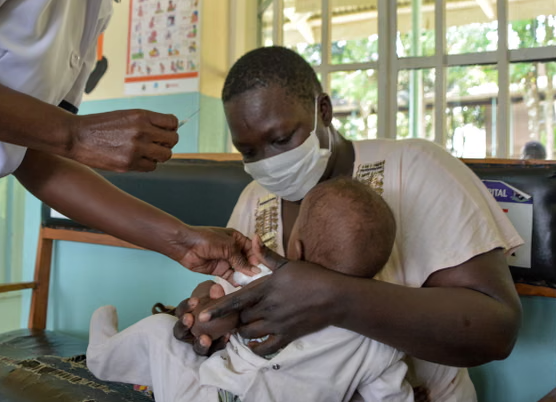 Một đứa trẻ ở châu Phi đang được tiêm vắc xin chống sốt rét