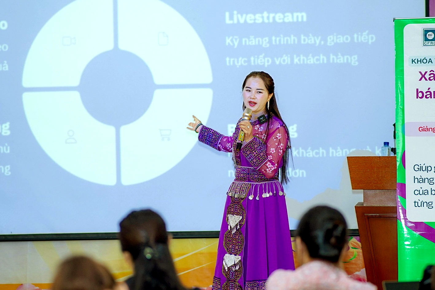 Chị Ma Thị Chú trong vai trò giảng viên kinh tế số - ẢNH: M.T.