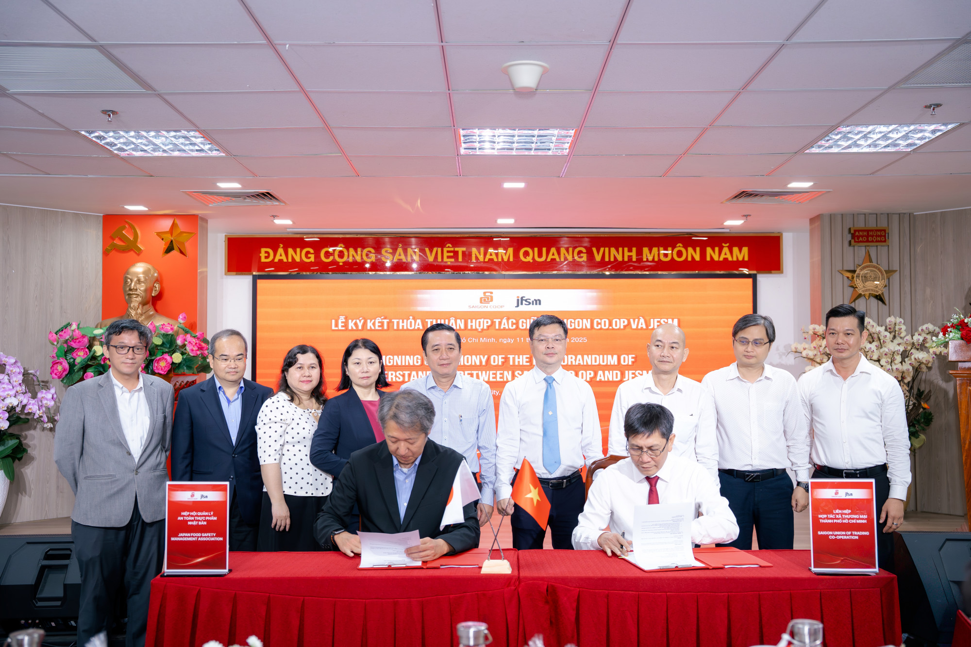 Đại diện 2 bên ký kết thỏa thuận hợp tác - Ảnh: Hồng Châu