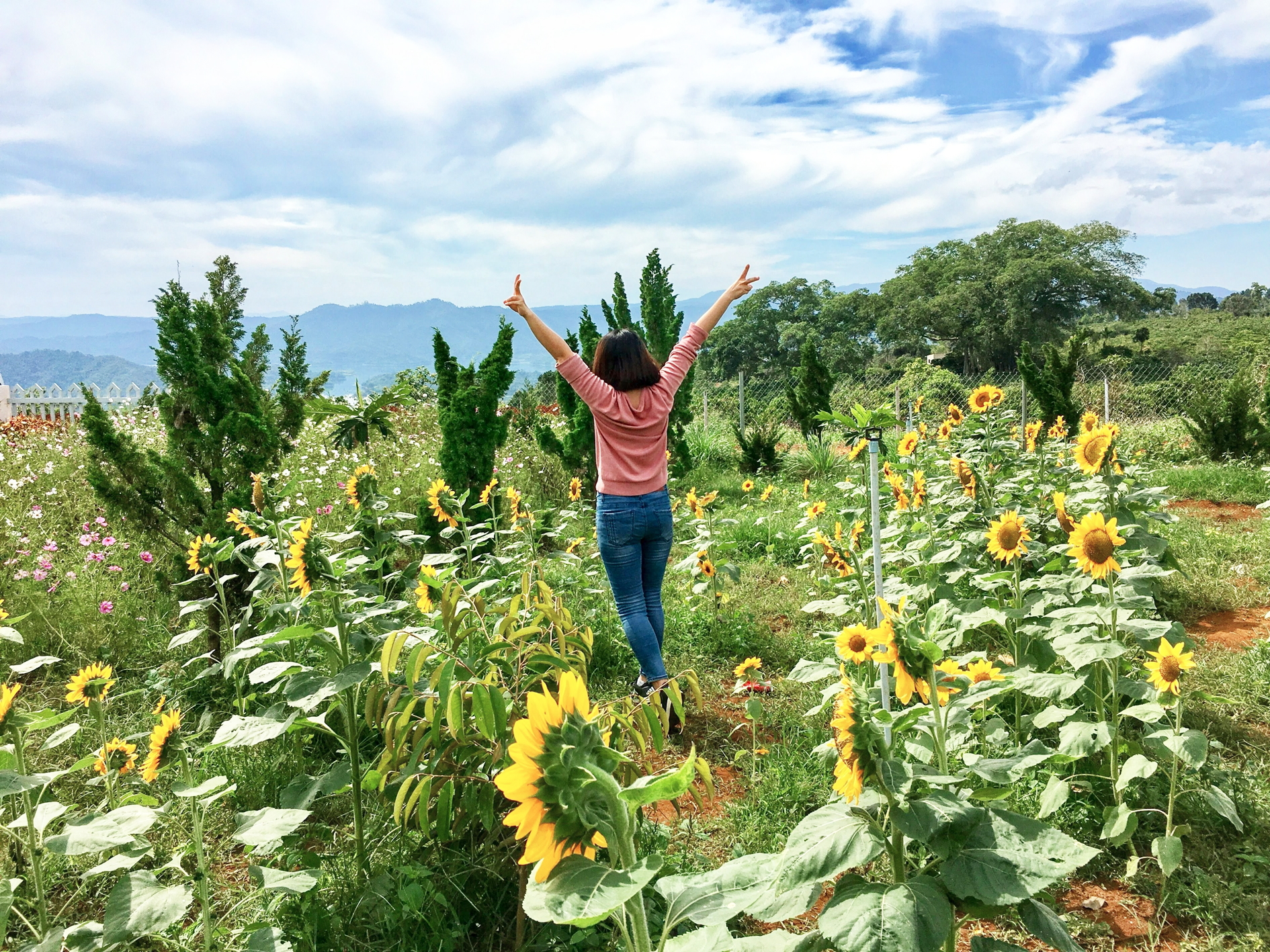 Nhiều phụ nữ chọn khám phá thế giới xung quanh trước khi ổn định chuyện gia đình - Ảnh do tác giả cung cấp