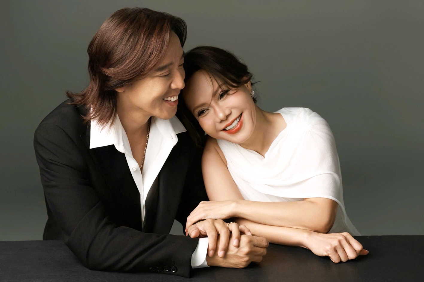 Sống chung càng lâu, càng phải nịnh bạn đời Nghệ sĩ Việt Hương và nhạc sĩ Hoài Phương đã có 19 năm hôn nhân gắn bó - Ảnh do nhân vật cung cấp