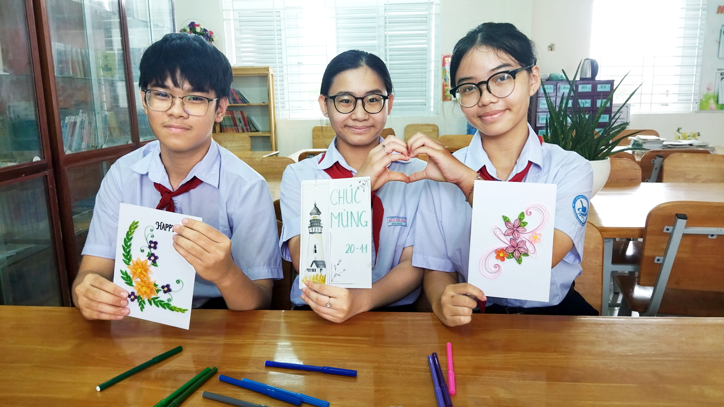 Học sinh ngày nay vẫn tự tay làm thiệp tặng thầy cô
