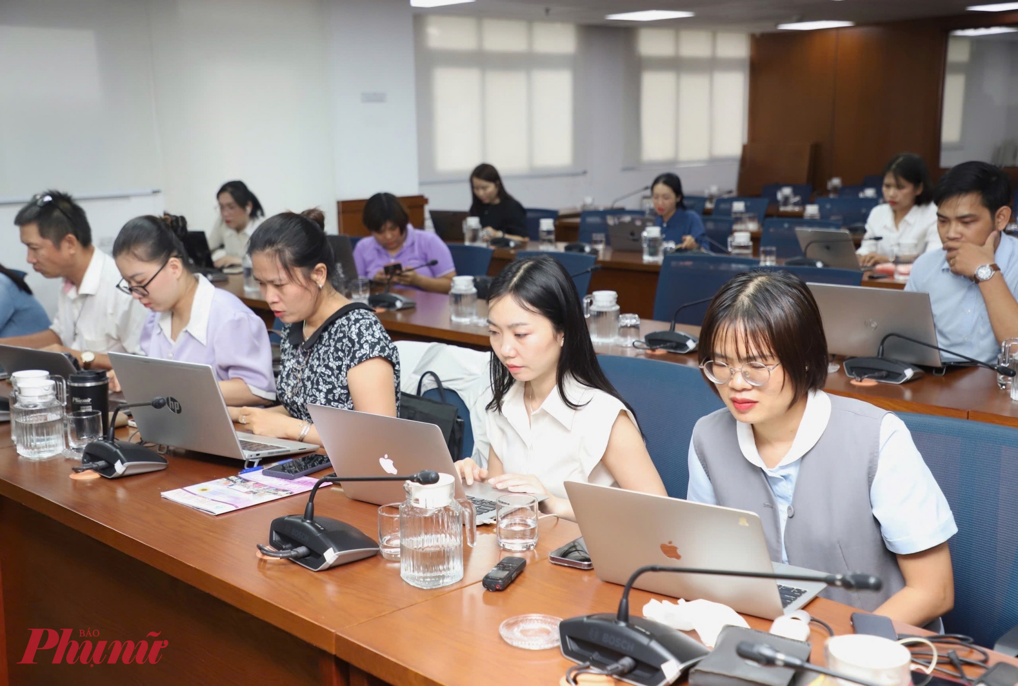 Đội ngũ phóng biên báo chí TPHCM tác nghiệp tại tác nghiệp tại Đại hội Đảng bộ 