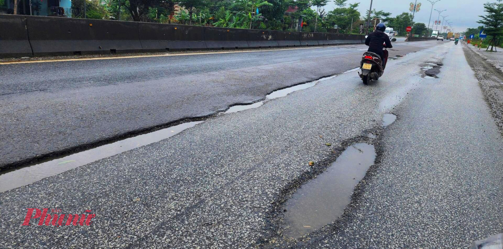 Đặc biệt, đoạn đường tại gần khu vực Bệnh viện Trung ương Huế cơ sở 2 bị bong tróc nhiều mảng tạo thành rãnh, hố sâu, dài và rộng.