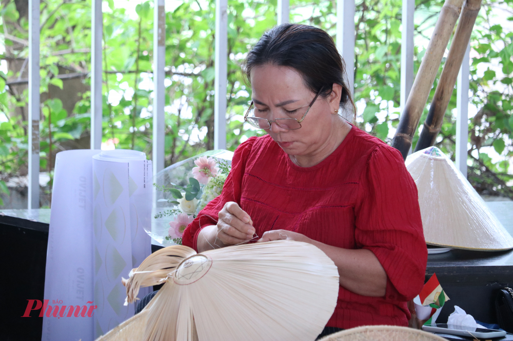 Thân nón gồm nhiều lớp lá ép mỏng, chằm bằng những đường kim đều tăm tắp, đỉnh nón điểm chỉ ngũ sắc biểu trưng cho phúc - lộc - thọ - khang - ninh, thể hiện ước vọng cuộc sống an lành, sung túc của người dân làng nghề.