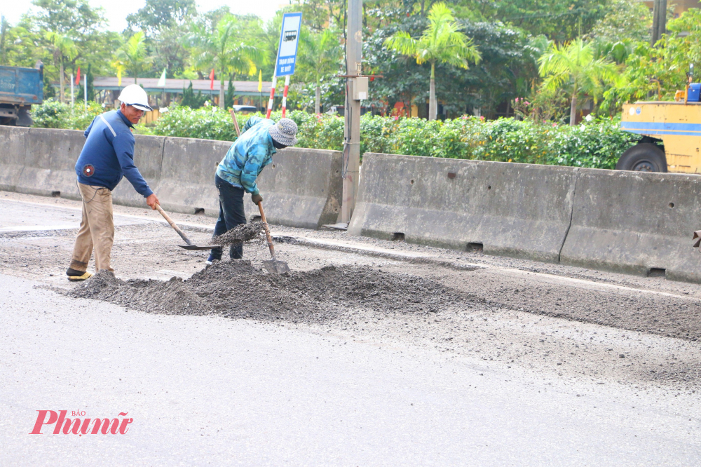  Có mặt tại vị trí này trong sáng 11/11 phóng viên báo Phụ nữ TPHCM nhận thấy trên tuyến đường này các đơn vị thi công đang khẩn trương vệ sinh mặt đường để cào bóc, cắt bỏ, vệ sinh các điểm hư hỏng… rồi thảm lại bê tông nhựa.