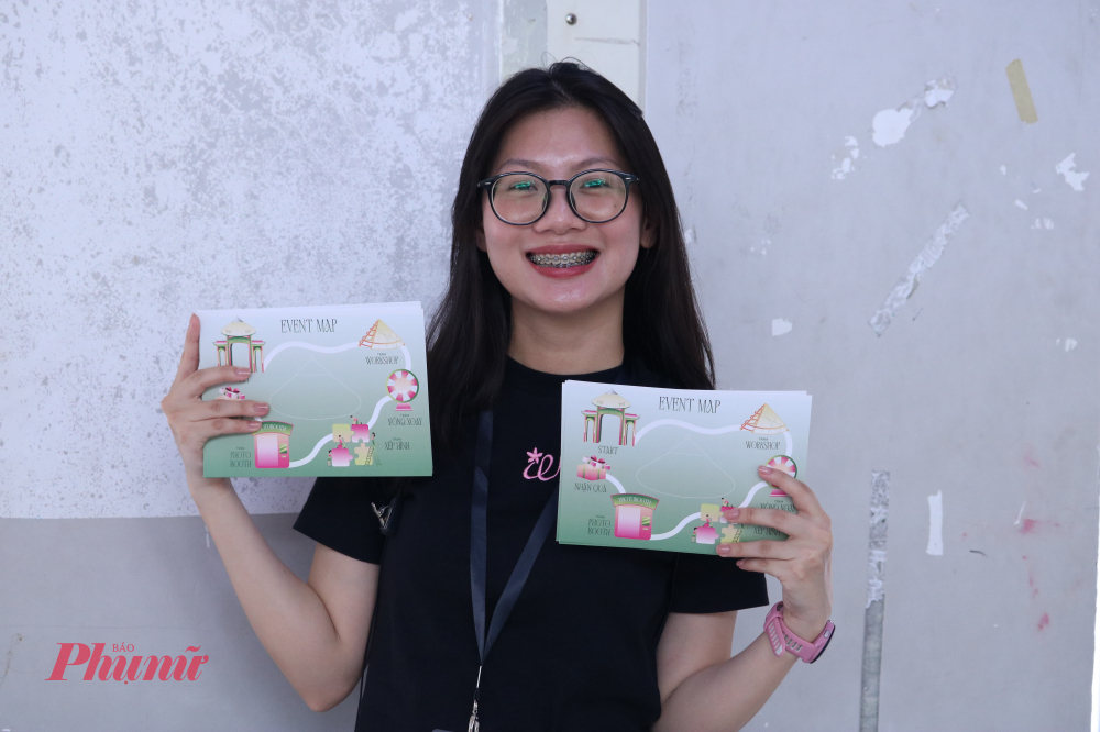 Chị Hồng Huệ - Trưởng ban tổ chức Workshop & Không gian trưng bày nón ngựa Phú Gia - Ảnh: Phương Nhã