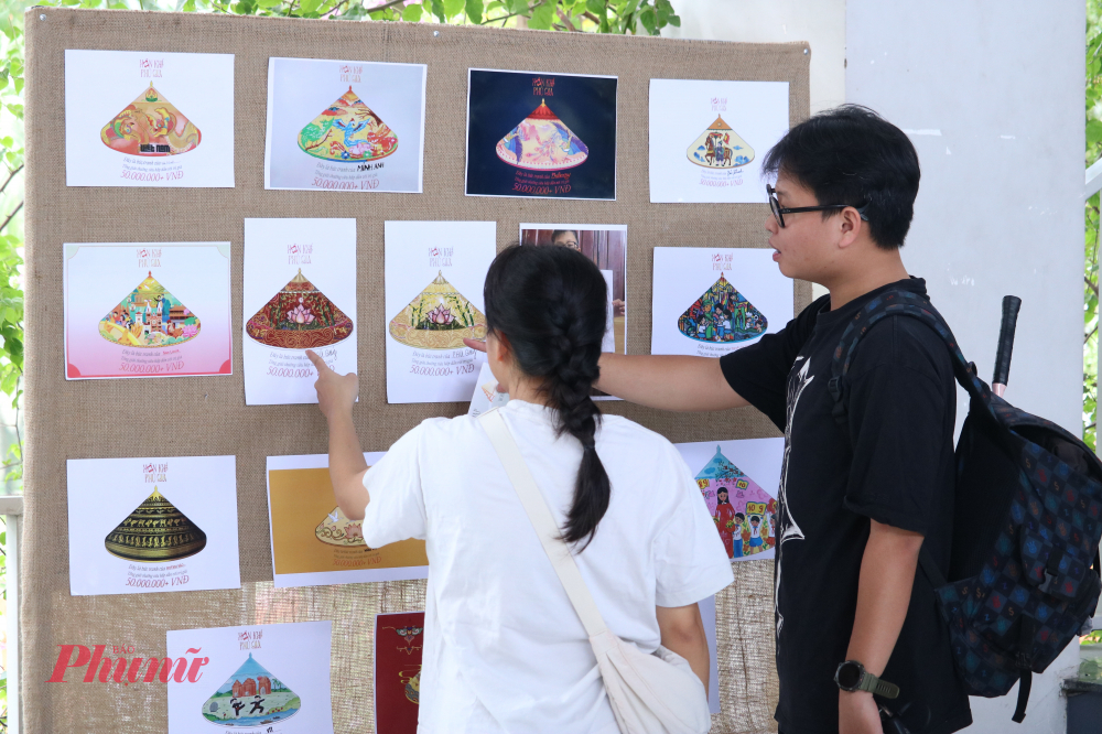 Khách tham quan có cơ hội tìm hiểu về các loại nón ngựa khác nhau trong buổi workshop - Ảnh: Phương Nhã