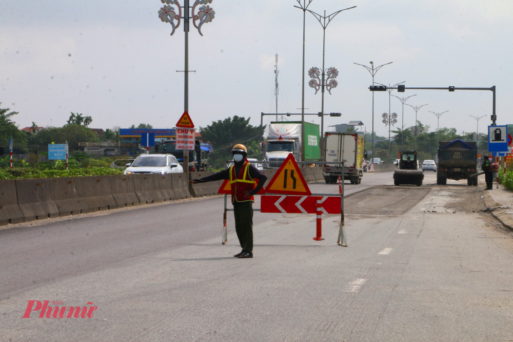 Trước tình trạng quốc lộ 1 hư hỏng, ổ voi, ổ gà dày đặc gây ảnh hưởng đến an toàn giao thông, ông Hoàng Hải Minh, Phó chủ tịch UBND TP Huế kiểm tra và yêu cầu các lực lượng chức năng khẩn trương cắm biển cảnh báo, bố trí lực lượng công an điều tiết tốc độ phương tiện, vận hành hệ thống điện chiếu sáng từ 17h hằng ngày để đảm bảo an toàn giao thông vào ban đêm.