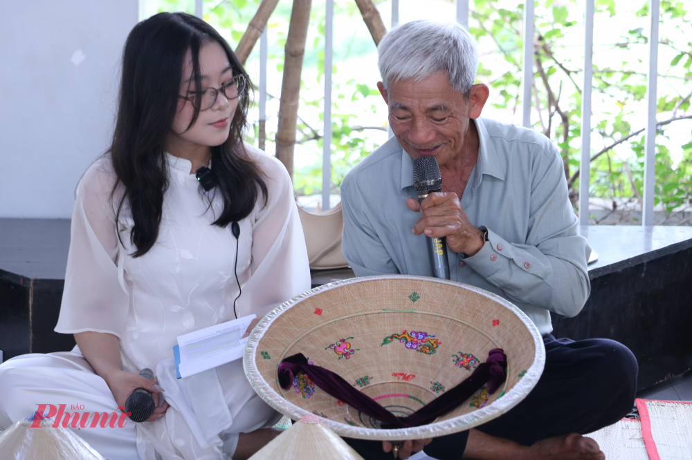 Nghệ nhân Đỗ Văn Lan chai sẻ về quá trình làm nên nón ngựa Phú Gia - Ảnh: Phương Nhã