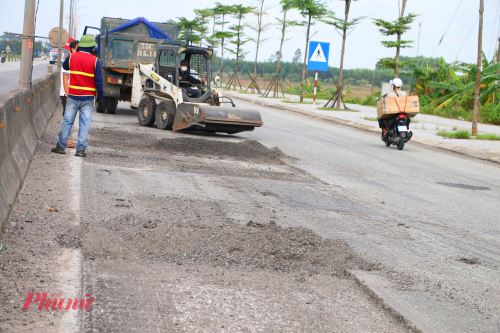 Tranh thủ lúc trời nắng ráo sau lũ các đơn vị đã chỉ đạo đơn vị bảo trì triển khai sửa chữa để bảo đảm lưu thông.