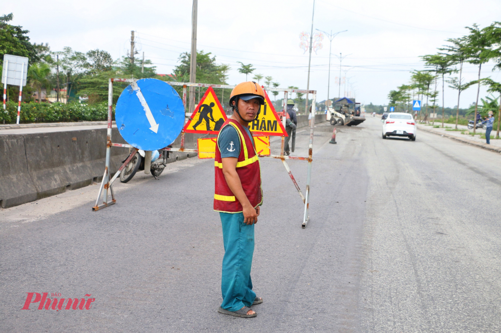 Tại đây, đơn vị quản lý, bảo dưỡng ngoài khắc phục hư hỏng, vừa bảo đảm giao thông thông suốt, với lưu lượng phương tiện tăng cao.