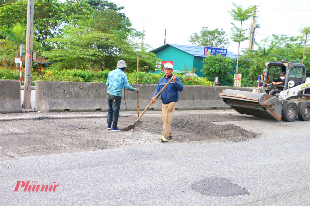 Có mặt tại vị trí này trong sáng 11/11 phóng viên báo Phụ nữ TPHCM nhận thấy trên tuyến đường này các đơn vị thi công đang khẩn trương vệ sinh mặt đường, 