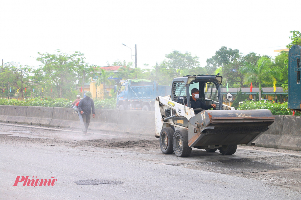 Ông Hồ Phương, nhân viên đội tuần đường công ty TNHH Trùng Phương cho biết, trong ngày 11/11 tranh thủ thời tiết nắng ráo sau lũ, đơn vị đã triển khai hàng chục phương tiện với hơn 20 công nhân đang tích cực khắc phục sửa chữa những đoạn đường có xuất hiện hàng chục ổ gà, ổ voi sau lũ tại các điểm trên Quốc lộ 1A, đoạn qua phường Phong Thái, Phong Điền. Dự kiến ngày đến ngày 13/11 sẽ khắc phục xong các điểm giao thông trên.