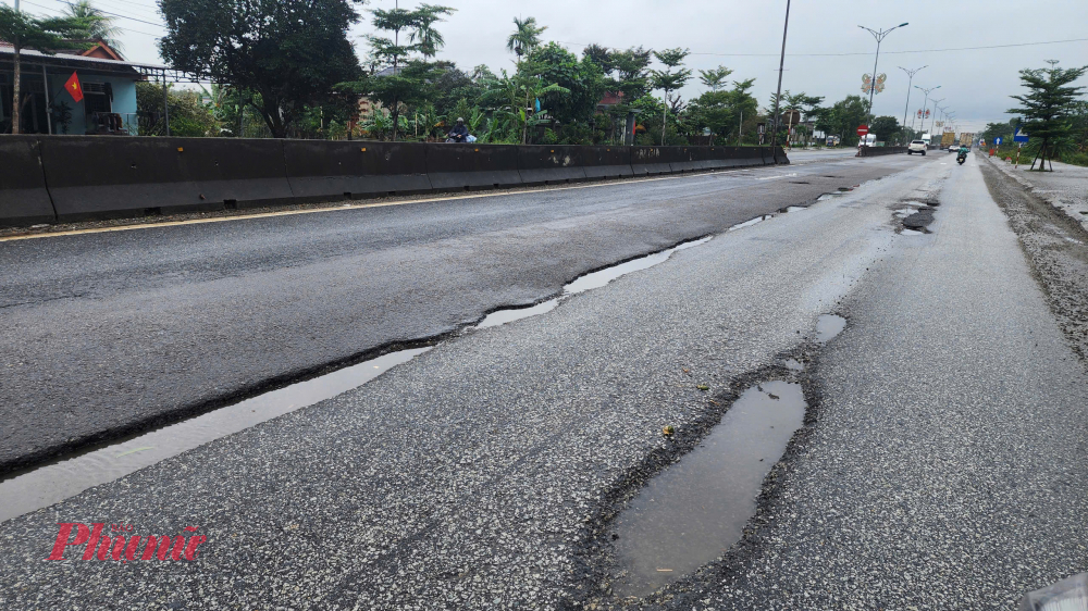 QL1A hư hỏng nghiêm trọng từ sau cơn bão số 10 và đợt mưa lũ lịch sử tại TP Huế vào cuối tháng 10. Tài xế ngán ngẩm mỗi khi đi lại trên tuyến. Các phương tiện đi lại hàng ngày gặp nhiều khó khăn, nguy hiểm.