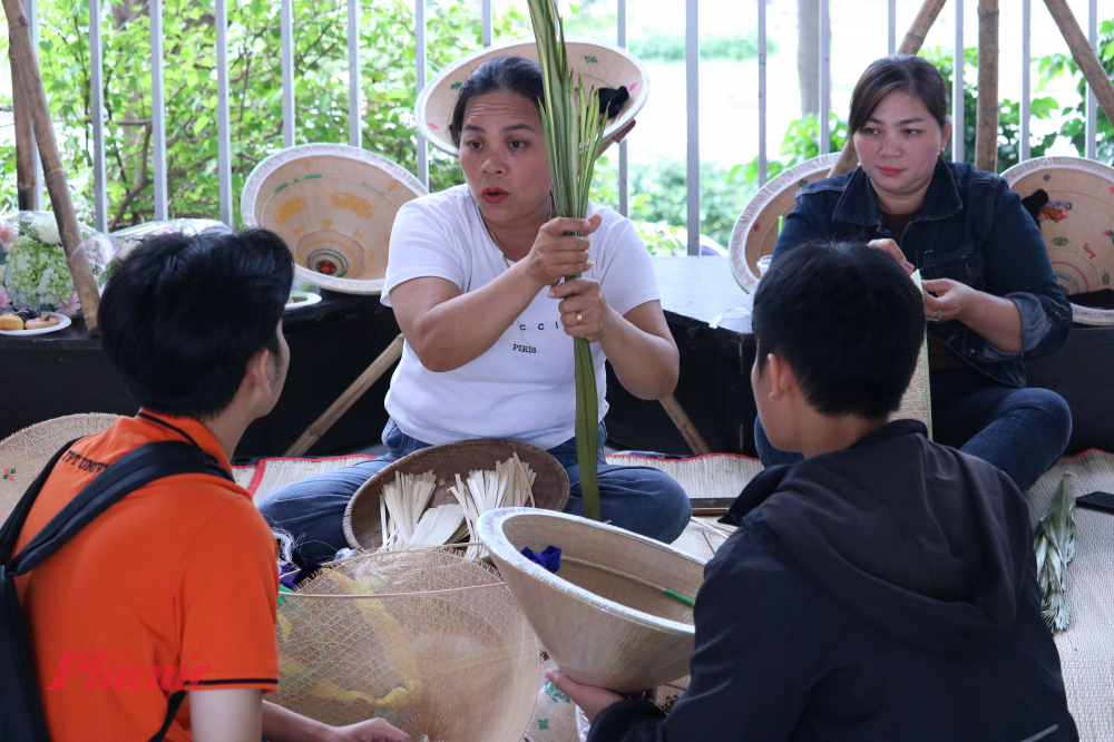 Khách tham gia theo dõi những chia sẻ của nghệ nhân về cấu tạo của nón ngựa - Ảnh: Phương Nhã