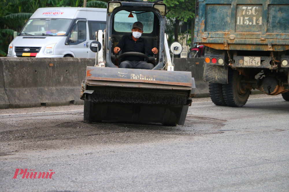 Đại diện Công ty TNHH Trùng Phương (nhà đầu tư BOT) cho hay, quốc lộ 1A qua địa bàn TP Huế đơn vị quản lý có chiều dài hơn 50km. Mưa lũ gây hư hỏng cục bộ một số điểm, ổ gà cũng xuất hiện trên tuyến.