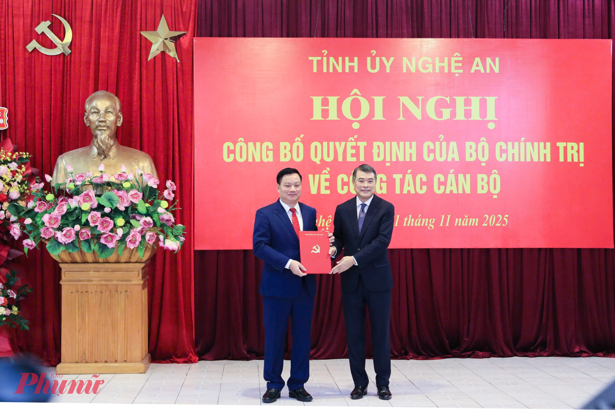 Trưởng ban Tổ chức Trung ương Lê Minh Hưng trao quyết định của Bộ Chính trị đến tân Bí thư Tỉnh ủy Nghệ An Nguyễn Khắc Thận