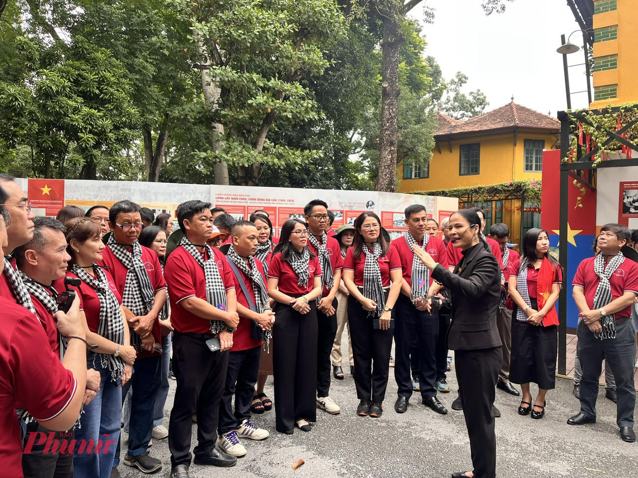Đại biểu tham quan Khu di tích Chủ tịch Hồ Chí Minh tại Phủ Chủ tịch