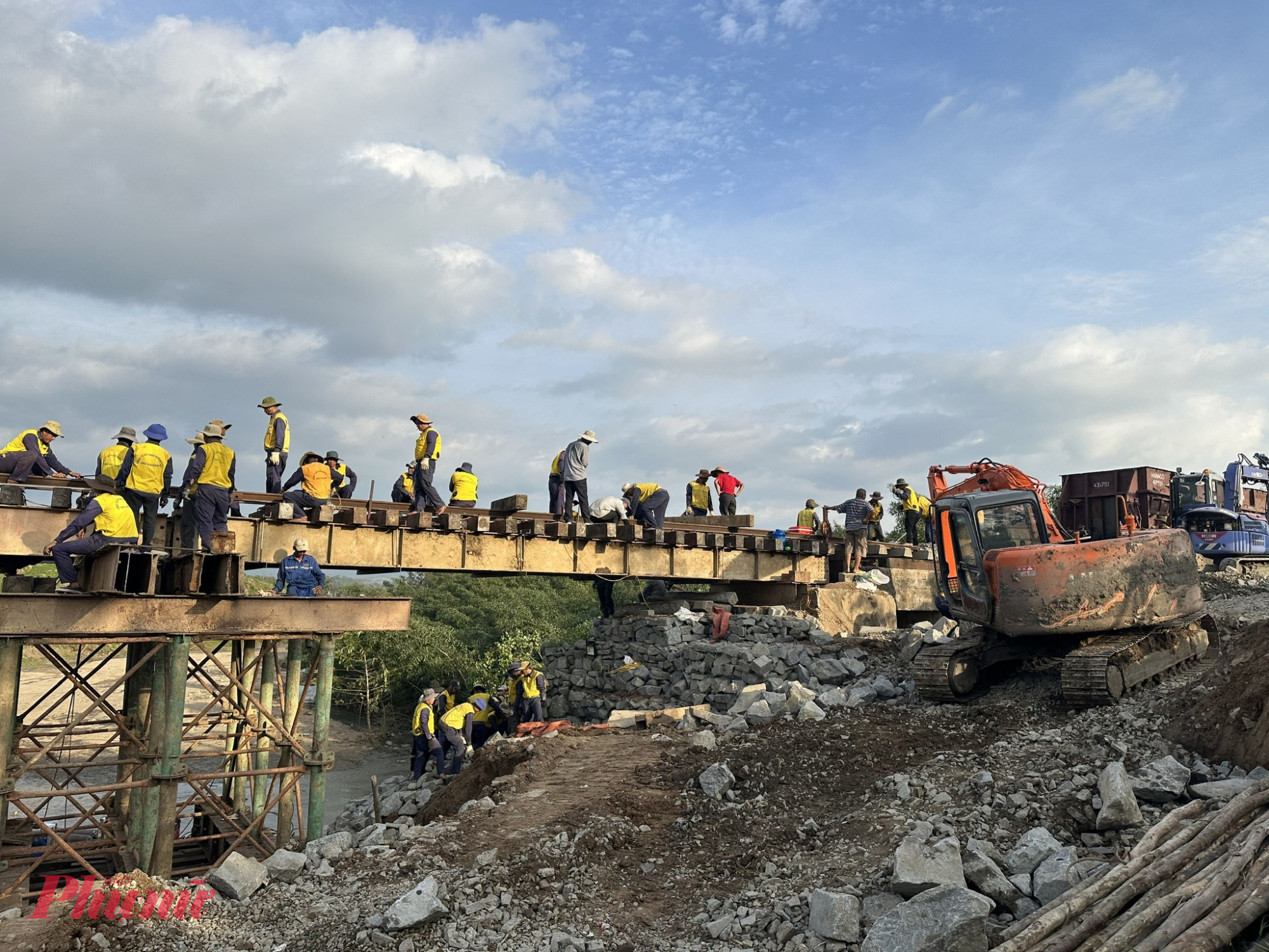 Công nhân sửa chữa đường ray vào ngày 10/11 - Ảnh: ĐS