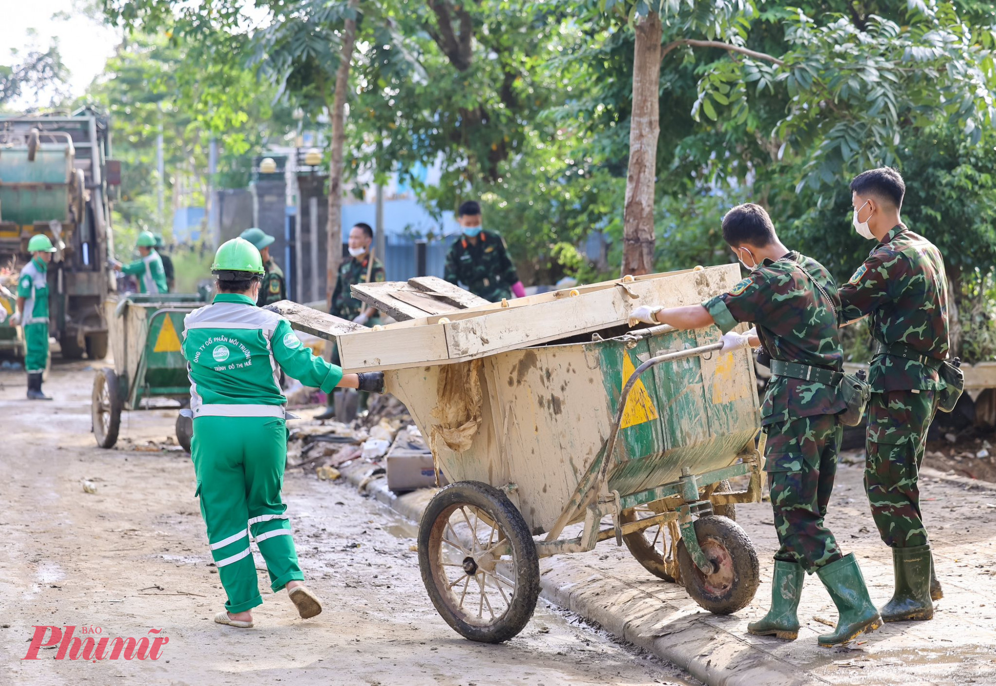 Rác thải, bùn bon chưa được dọn sạch Huế sắp đón đợt mưa mới cao điểm 1.000mm  có thể gây ngập lụt trở lại