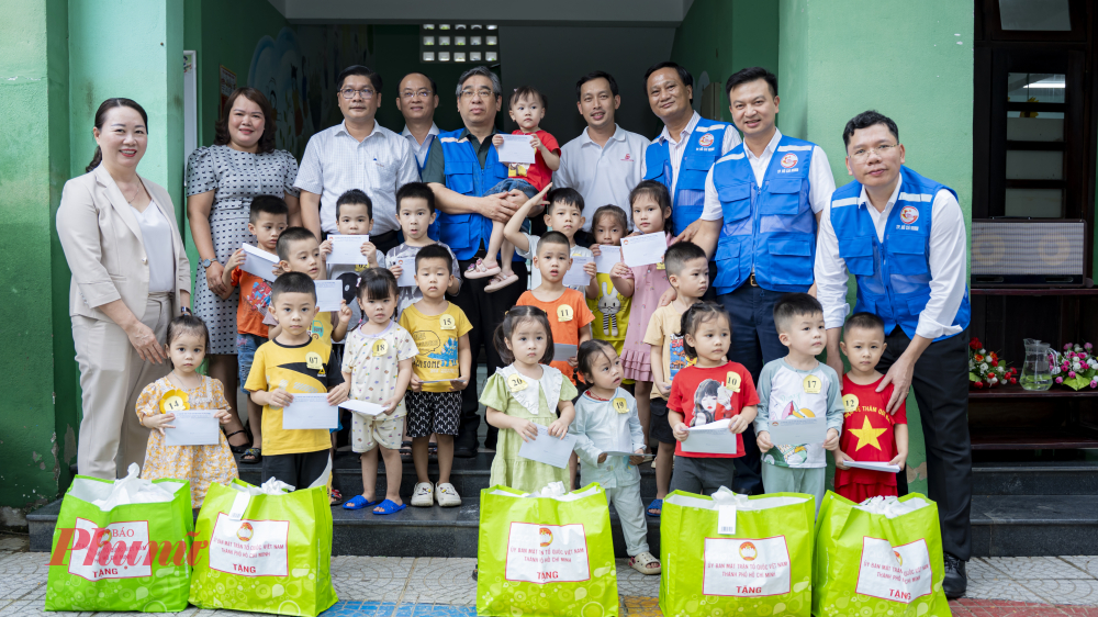 , Đoàn công tác TP HCM đã đến trao tặng 300 triệu đồng để sửa chữa Trường Mầm non Tây Lộc