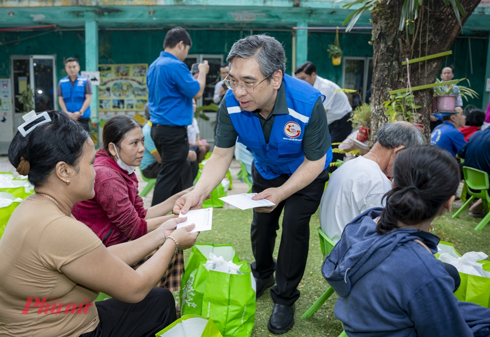 Trao quà cho các hộ nghèo tại phường Phú Xuân (TP Huế) gặp khó khăn do lũ chồng lũ dài ngày