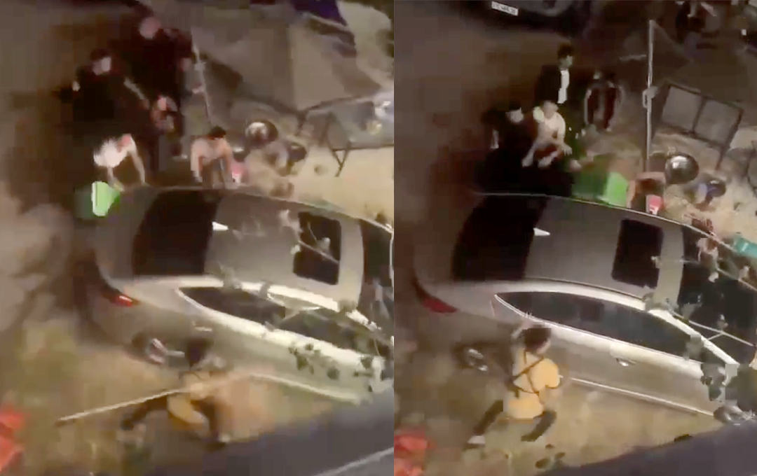Tài xế điều khiển xe ô tô lùi, tiến loạn xạ khi bị nhóm người bao vây đập phá xe - Ảnh cắt từ clip